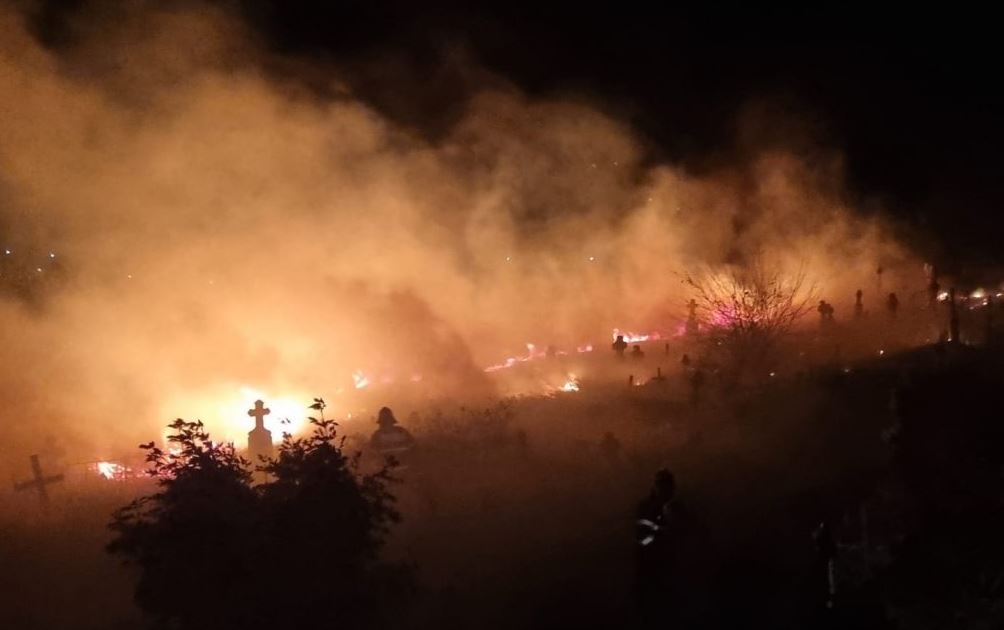 Incendiu puternic într-un cimitir din Tulcea / Foto: radioconstanta.ro