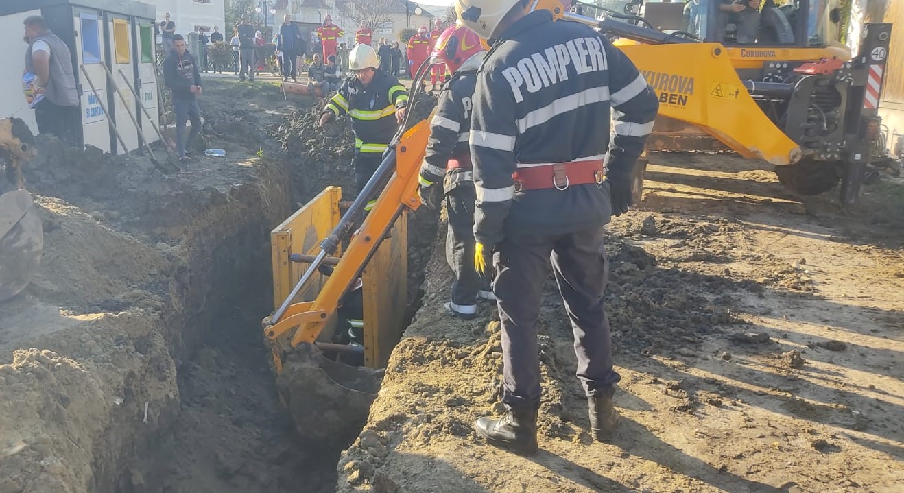 Un bărbat a fost prins, miercuri, sub un mal de pământ, în localitatea Sic din județul Cluj/ FOTO: ISU Cluj