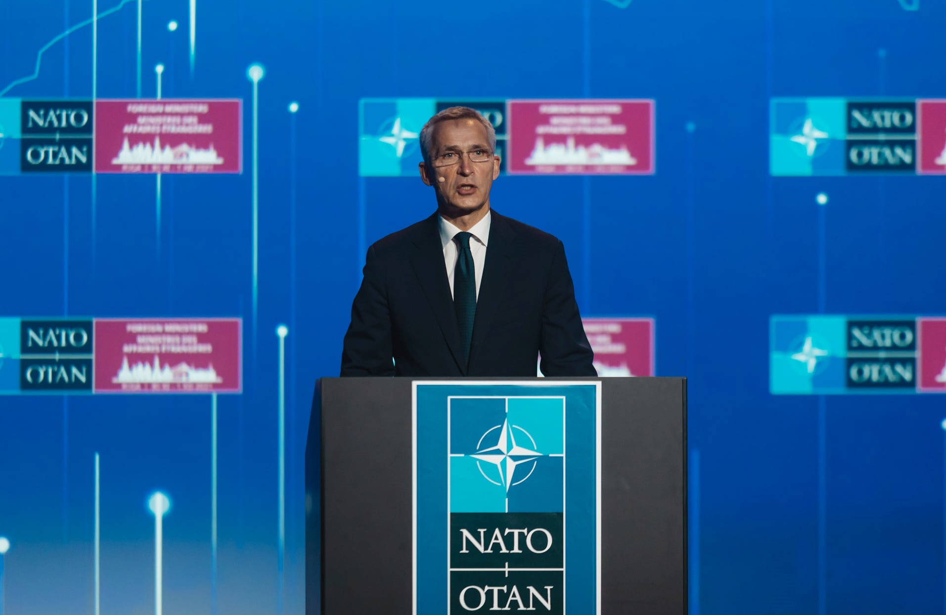 România este un aliat foarte valoros şi NATO este pregătită să apere România, a declarat secretarul general al Alianţei Nord-Atlantice, Jens Stoltenberg/FOTO: Latvian Institute of International Affairs - Facebook