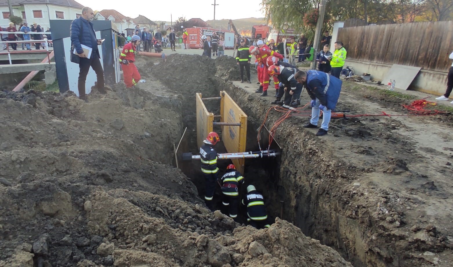 Un bărbat a murit, miercuri, după ce a fost prins sub un mal de pământ în localitatea Sic, județul Cluj/ FOTO: ISU Cluj