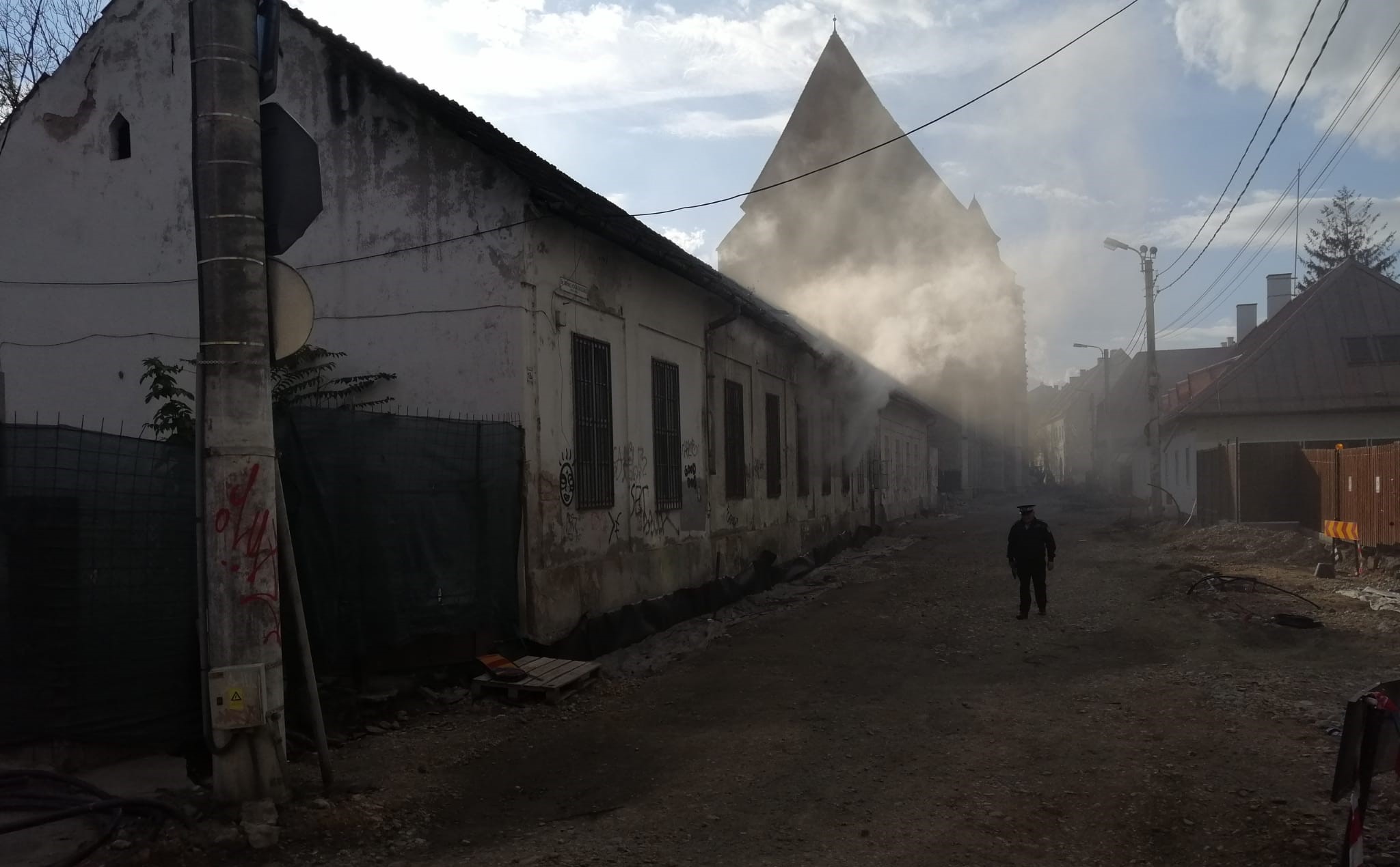 Un incendiu a izbucnit, miercuri, la o casă dezafectată de pe strada Mihail Kogălniceanu din municipiul Cluj-Napoca/FOTO: ISU Cluj