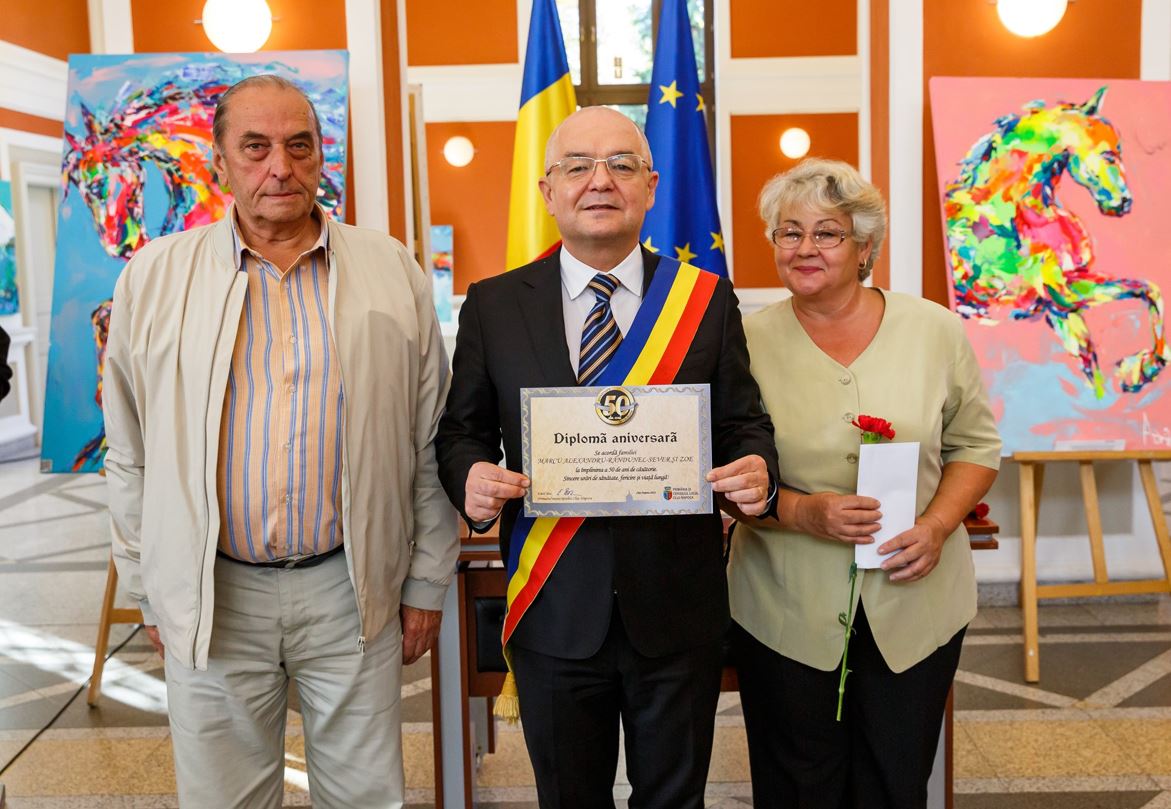 Unul dintre cuplurile premiate pentru împlinirea a 50 de ani de căsătorie neîntreruptă / Foto: Municipiul Cluj-Napoca - Facebook