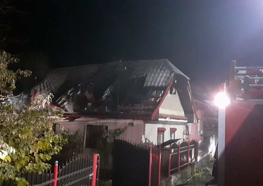 Un incendiu a izbucnit la o casă din Gilău și era în pericol de extindere la sosirea pompierilor / Foto: ISU Cluj