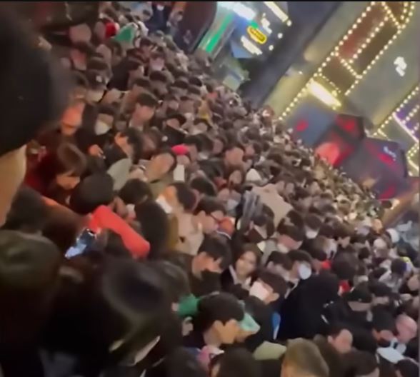 Peste 150 de oameni au murit la o petrecere în stradă de Halloween din Seul / Foto: captură ecran You Tube / 青蜂侠