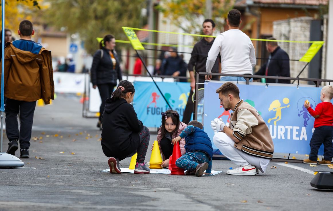Clujenii și copiii au făcut sport împreună pe strada Gospodarilor din Mărăști, duminică, 30 octombrie 2022 / Foto: Facebook - Emil Boc