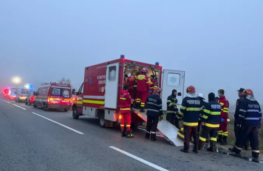 Şapte persoane au fost rănite luni dimineaţa, după ce microbuzul în care se aflau s-a răsturnat în județul Sibiu. Șoferul era băut/ FOTO: mesageruldesibiu.ro