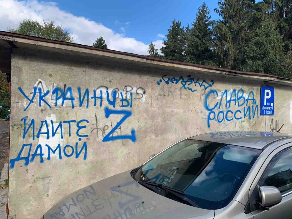 Mesaje ostile la adresa refugiaților ucraineni au fost scrise în limba rusă pe un zid din Cluj-Napoca. FOTO: monitorulcj.ro