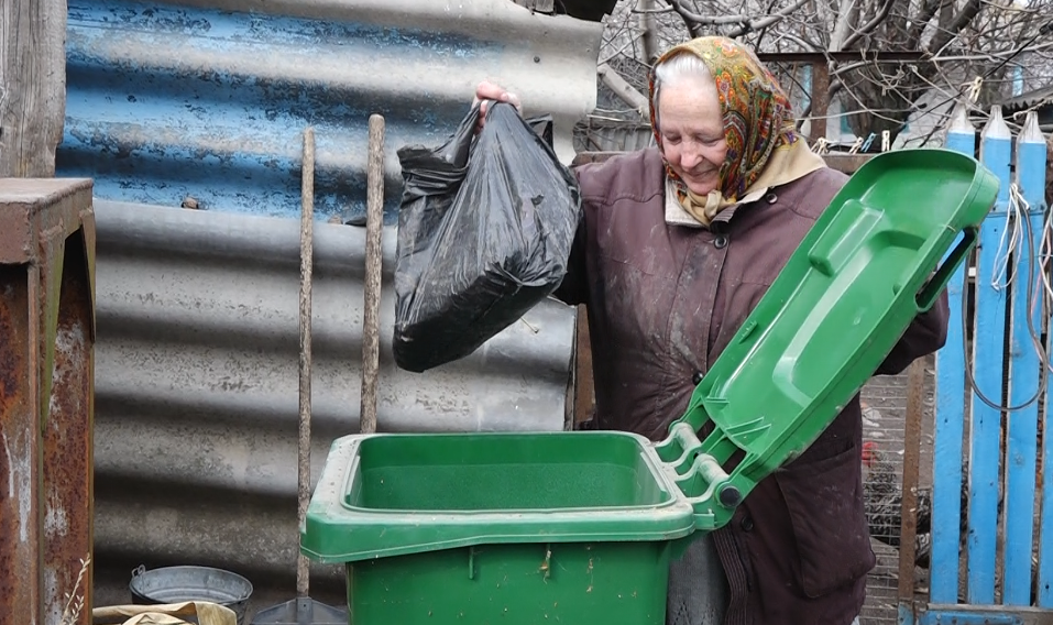 Femeie care aruncă gunoiul la țară. Sursă foto nordnews.md