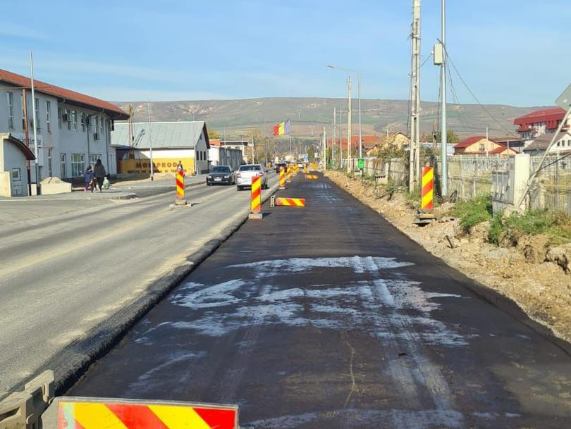Modernizarea străzii Eroilor din comuna Florești a intrat în ultima etapă. Trotuarul și pista de biciclete de pe sensul dinspre ANL au fost finalizate/ FOTO: Bogdan Pivariu/Facebook