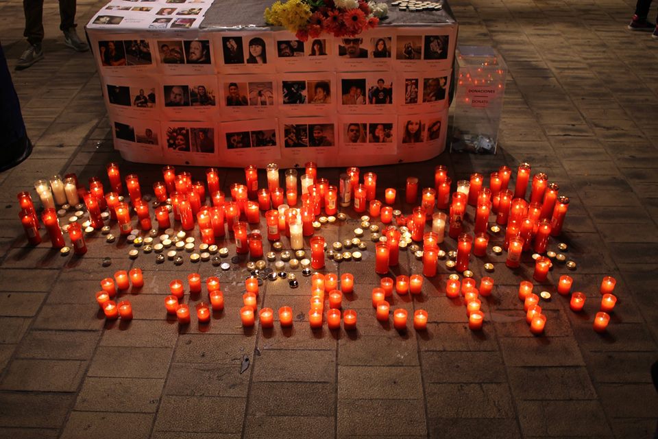 Lumânări aprinse în memoria morților din clubul Colectiv. Sursă foto HotNews