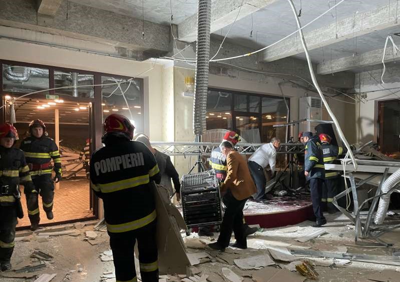 Duminică noaptea tavanul unui restaurant s-a prăbușit în timp ce în interior avea loc o petrecere private cu 60 de persoane. Autoritățile au activat planul roșu/ FOTO: ISU Brăila