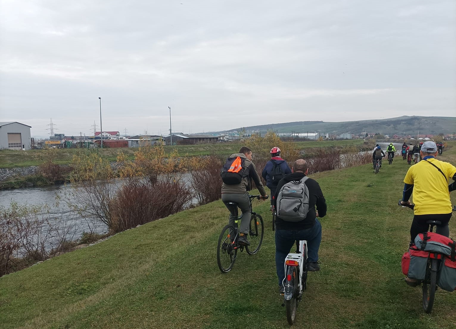 25 de bicicliști de toate vârstele au pedalat sâmbătă, 5 noiembrie, pe malul râului Someș. Clujenii au mers până în Apahida unde va fi amenajat viitorul culoar de mobilitate verde-albastru/ FOTO: Adrian Dohotaru/Facebook