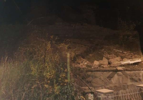 O explozie a avut loc, luni seara, la o casă din Băile Tuşnad, judeţul Harghita. În urma exploziei un tată și o fiică au fost răniți/ FOTO: ISU Harghita