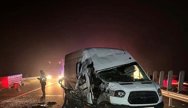 Şapte persoane au fost rănite, marţi seară, în urma unui accident rutier produs pe autostrada A1, în judeţul Arad/ FOTO: ISU Arad