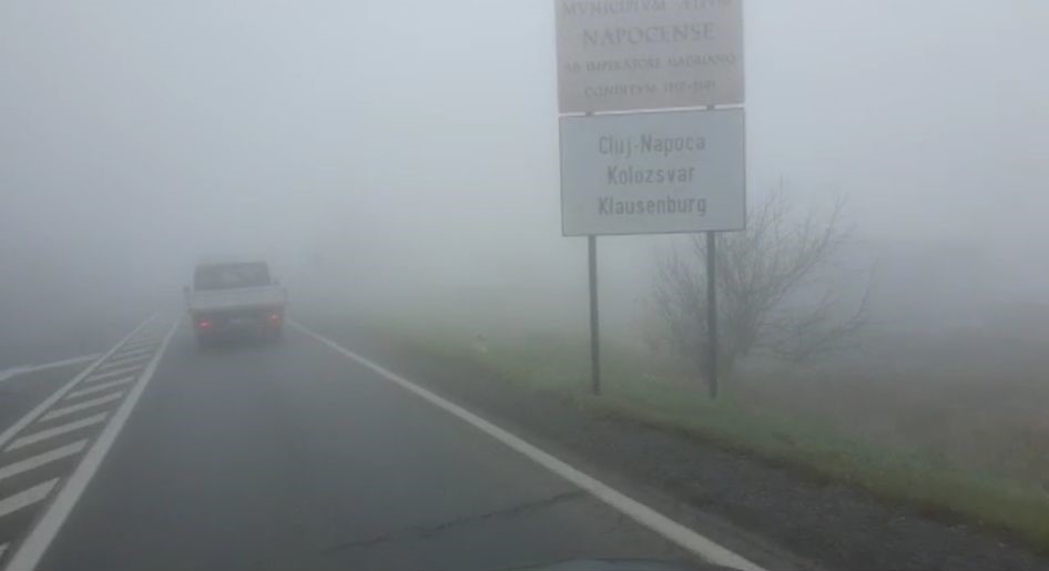 Ceață în Feleacu. Șoferii trebuie să fie atenți când coboară spre Cluj-Napoca / Foto: monitorulcj.ro