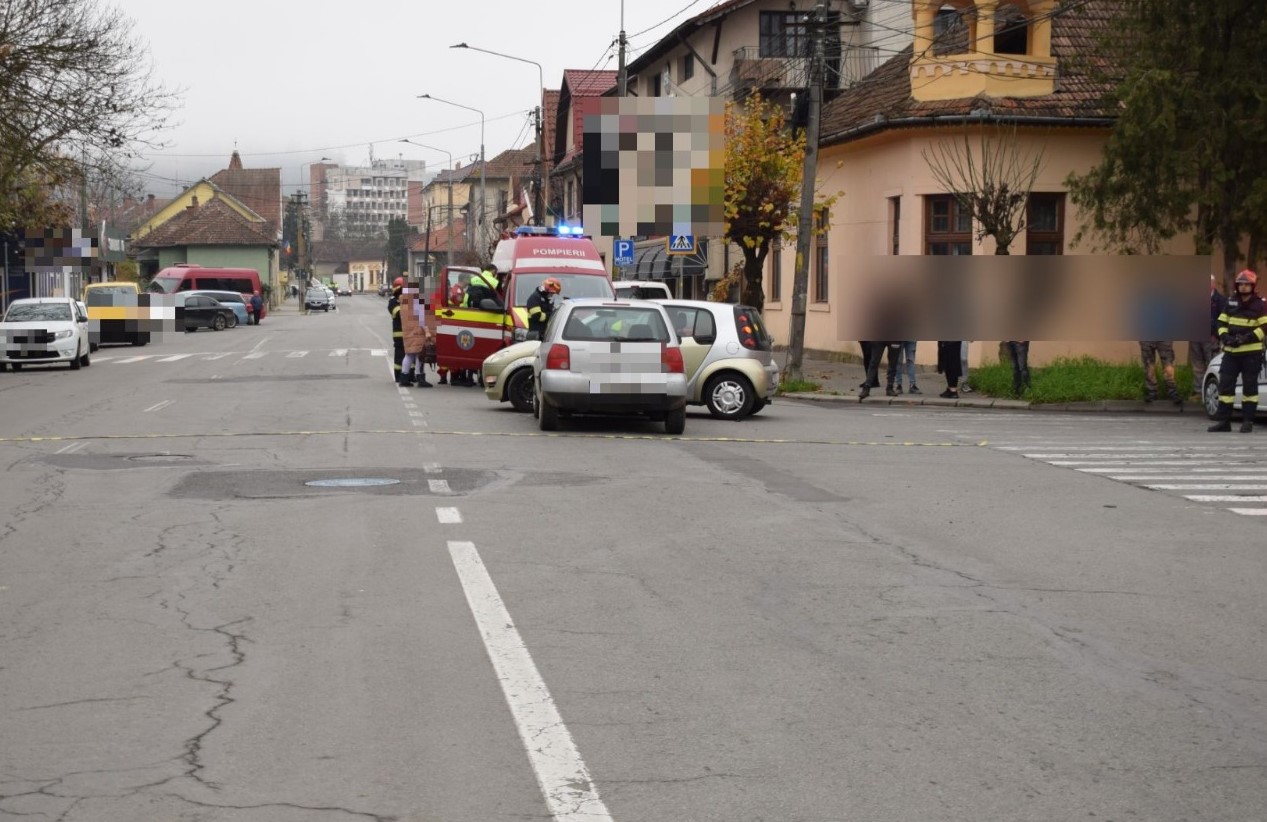 Un accident rutier între două mașini a avut loc, joi, în municipiul Dej. În urma accidentului o tânără în vârstă de 28 de ani a fost transportată la spital/ FOTO: IPJ Cluj