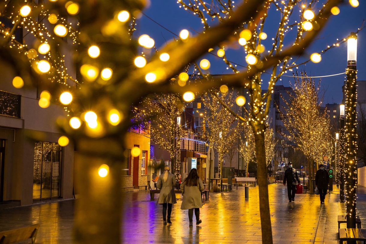 Iluminatul festiv de Crăciun va fi oprit patru ore pe noapte pentru a „elimina risipa” / Foto: Municipiul Cluj-Napoca - Facebook