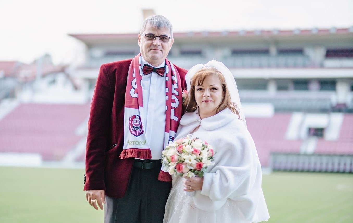 Mihai și Mihaela și-au unit destinele, vineri, și au ales să vină în cea mai importantă zi din viața lor pe stadionul din Gruia/ FOTO: CFR Cluj/Facebook