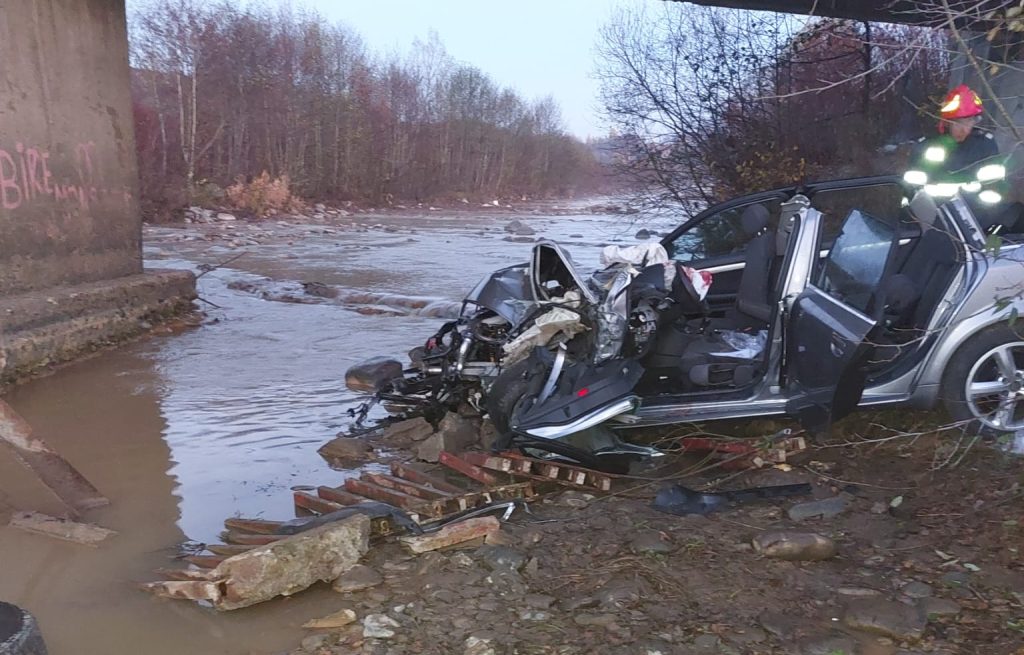 Un accident rutier grav a avut loc, sâmbătă dimineața, în zona comunei Lăpuș. Patru persoane au for rănite grav după ce mașina în care se aflau a căzut în albia râului Lăpuș/ FOTO: ziarmm.ro