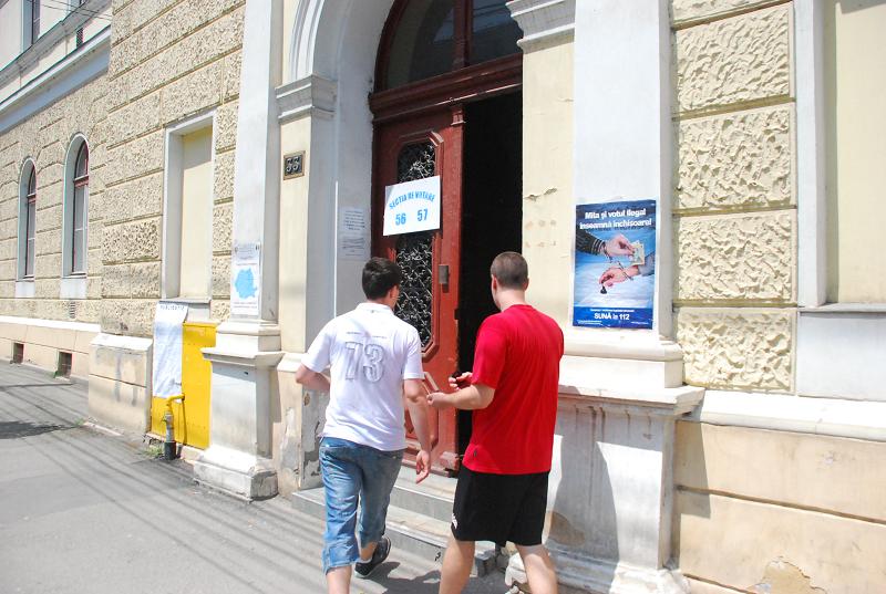 Tineri intrând într-o secție de votare la Cluj-Napoca. Foto monitorulcj.ro