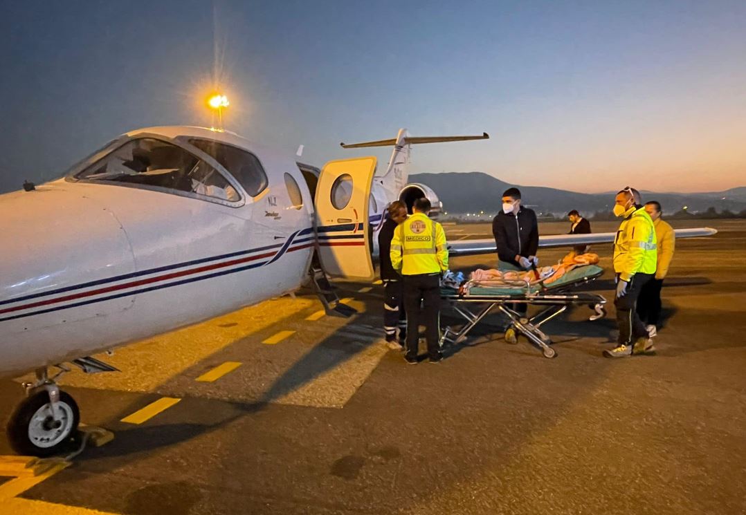 Copii grav bolnavi, transportați cu avionul medical la clinici în străinătate, cu ajutorul Asociației Blondie / Foto: Facebook - Asociația Blondie