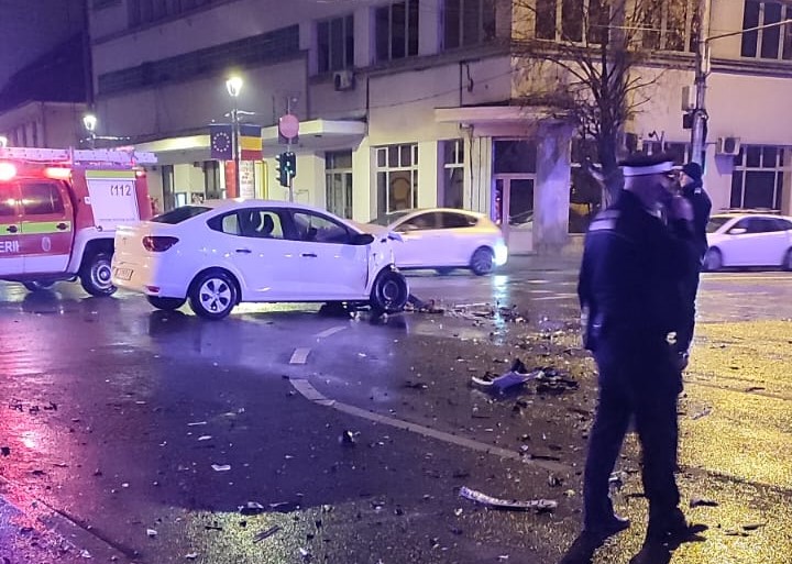 Un accident rutier a avut loc în noaptea de miercuri spre joi în Piața Avram Iancu la intersecția cu Bulevardul Eroilor din Cluj-Napoca/ FOTO: ISU Cluj