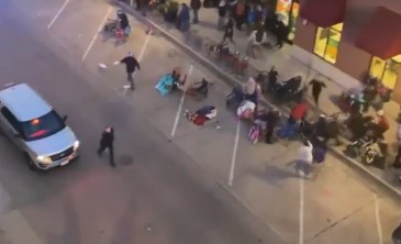 Un bărbat care a ucis şase persoane intrând cu maşina în mulţime în timpul unei parade de Crăciun în SUA în 2021 a fost condamnat miercuri la închisoare pe viaţă/ FOTO: captură ecran video nbcnews.com