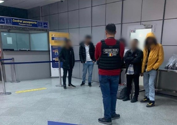 Şase bărbaţi şi o femeie din Turcia şi Nepal au fost scoşi din ţară, vineri, sub escorta poliţiştilor pe Aeroportul „Avram Iancu” din Cluj-Napoca/ FOTO: IGI