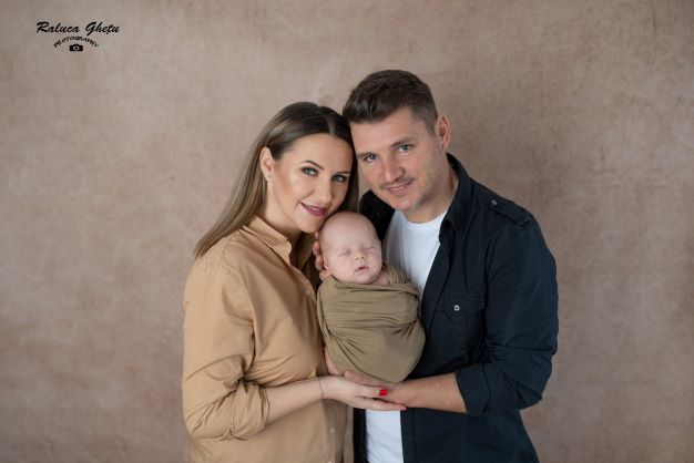 Casian Miclăuș cu soția și copilul său/FOTO: Raluca Ghețu - Facebook