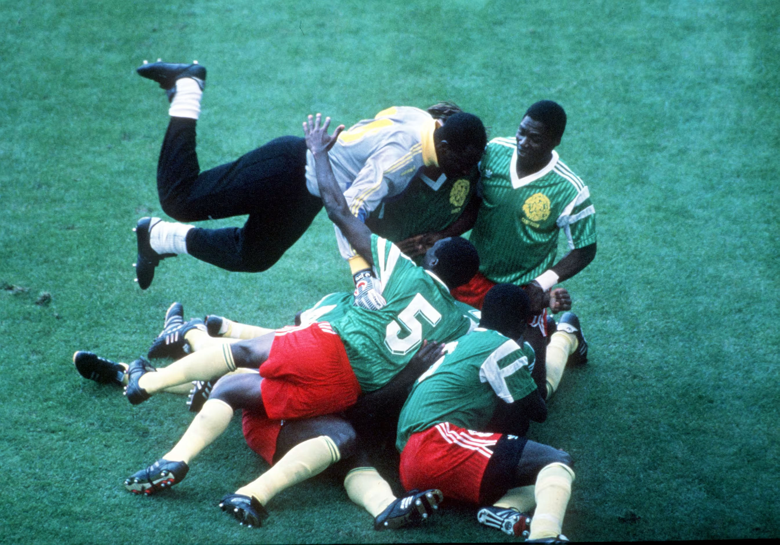 Jucătorii Camerunului bucurându-se la gol/FOTO: FIFA.com