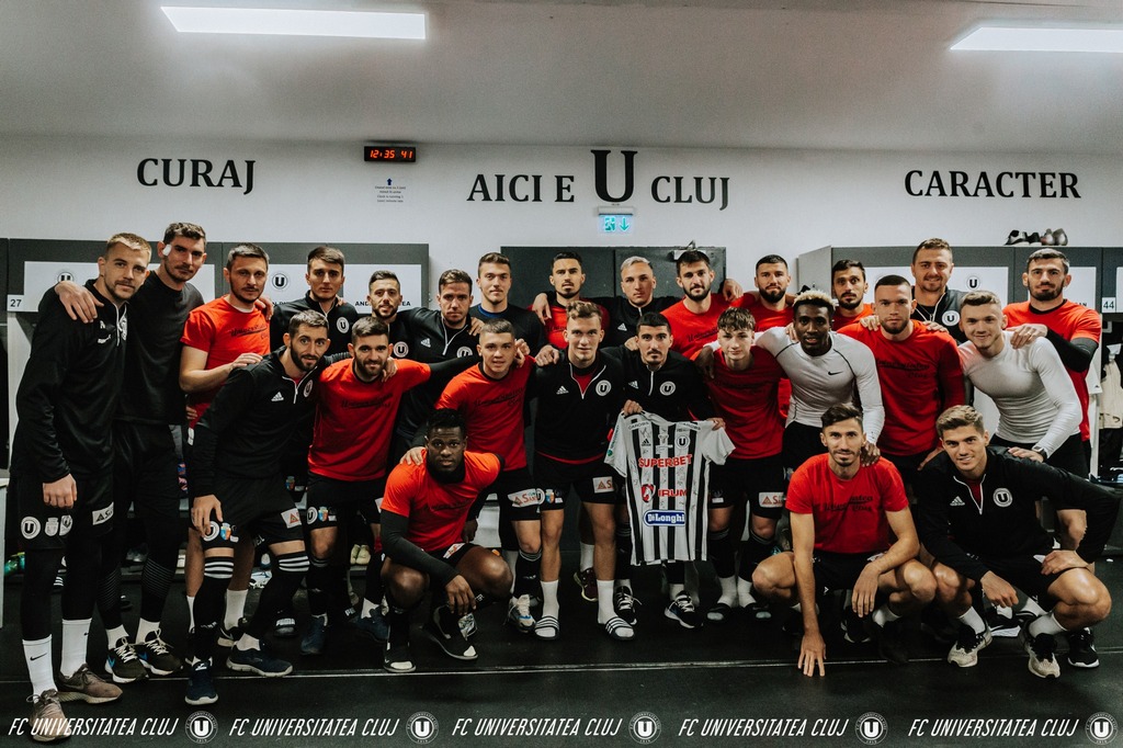 Jucătorii „U” împreună cu tricoul pe care îl vor dona/FOTO: Universitatea Cluj - Facebook