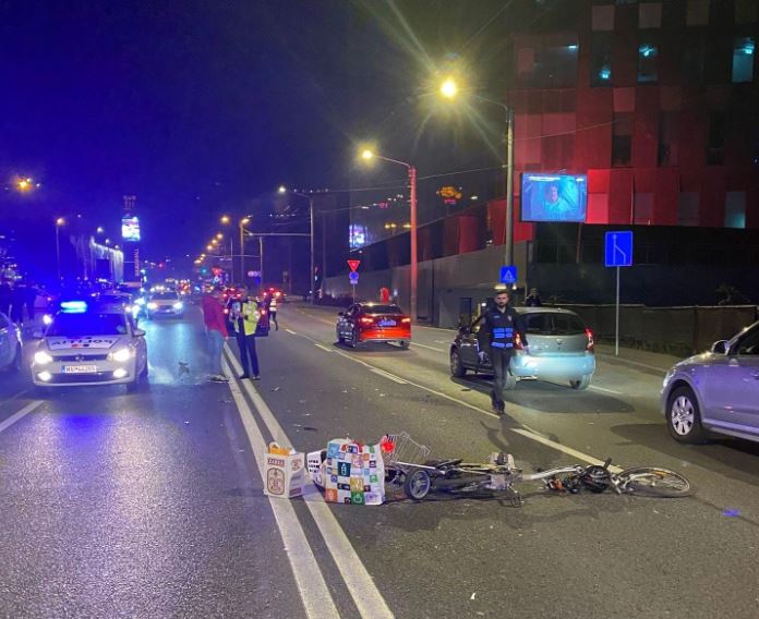 Un biciclist a fost lovit, sâmbătă seara, pe strada Alexandru Vaida Voevod din municipiul Cluj-Napoca/ FOTO: ISU Cluj