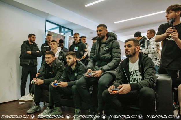 Jucătorii „U” Cluj jucând FIFA cu sporterii/FOTO: FC Universitatea Cluj - Facebook