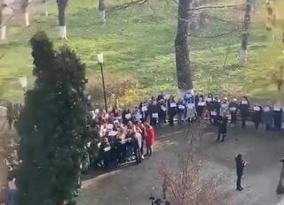 Zeci de elevi, profesori și părinți au protestat, luni, 28 noiembrie, în fața Colegiului Național „Mihai Viteazu” din Turda/ FOTO: Instastory Instagram