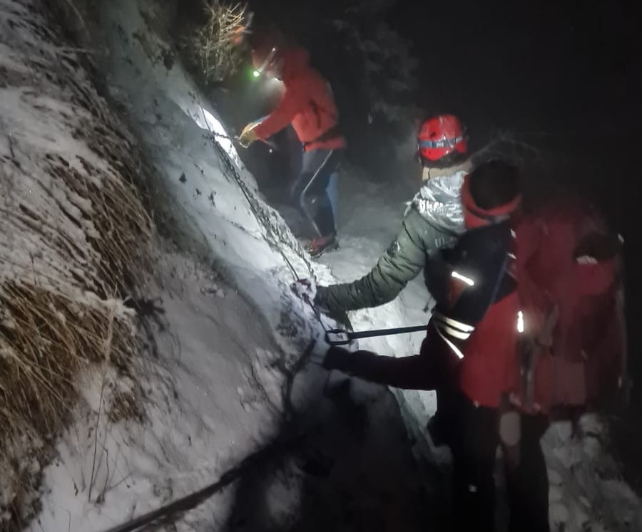 Doi tineri au rămas blocaţi pe Valea Caraimanului, după ce au încercat să ajungă la Sfinx pe cel mai periculos traseu turistic/ FOTO: Salvamont Busteni/Facebook