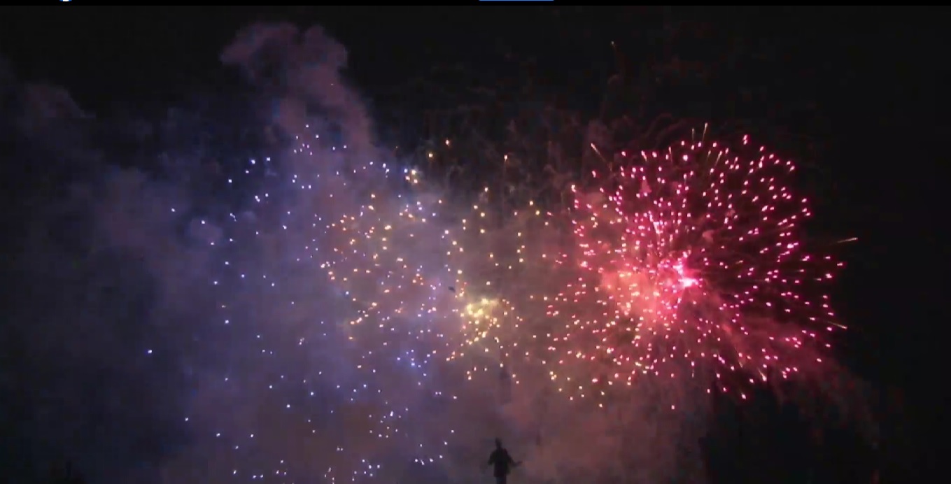 Spectacol cu drone și artificii, în centrul Clujului. FOTO: Facebook/ Emil Boc