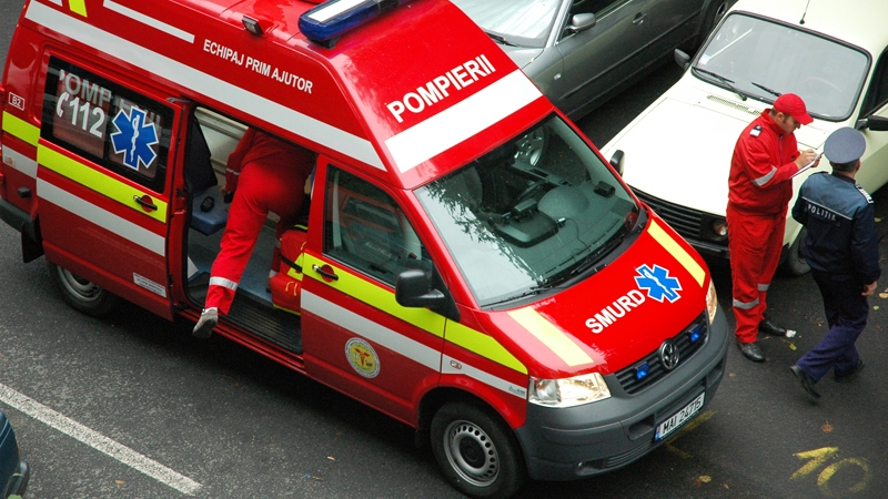 Ambulanță care intervine la un accident. Sursă foto monitorulcj.ro