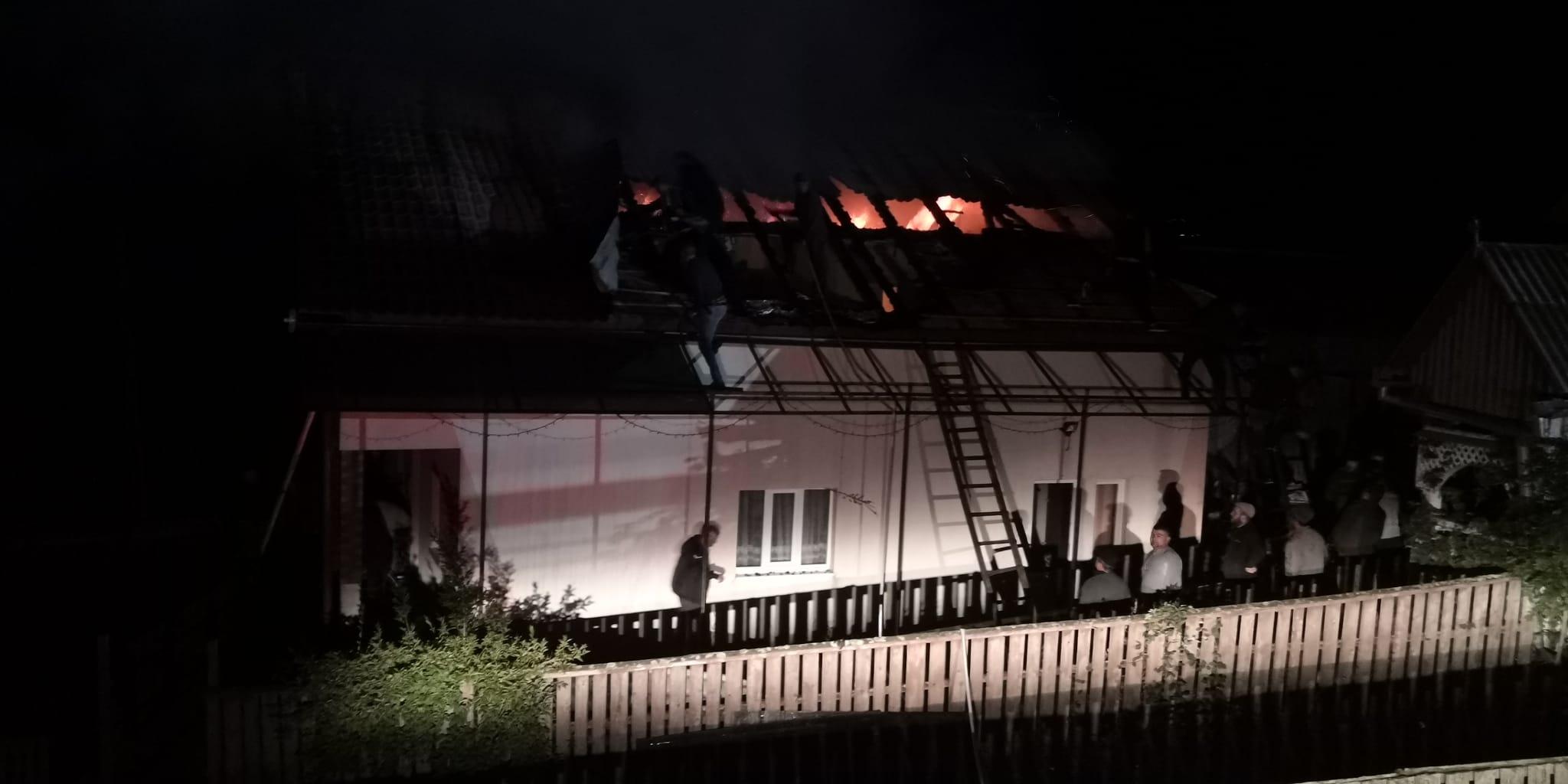 Podul unei case a fost cuprins de flăcări. Foto arhivă, sursă ISU Cluj