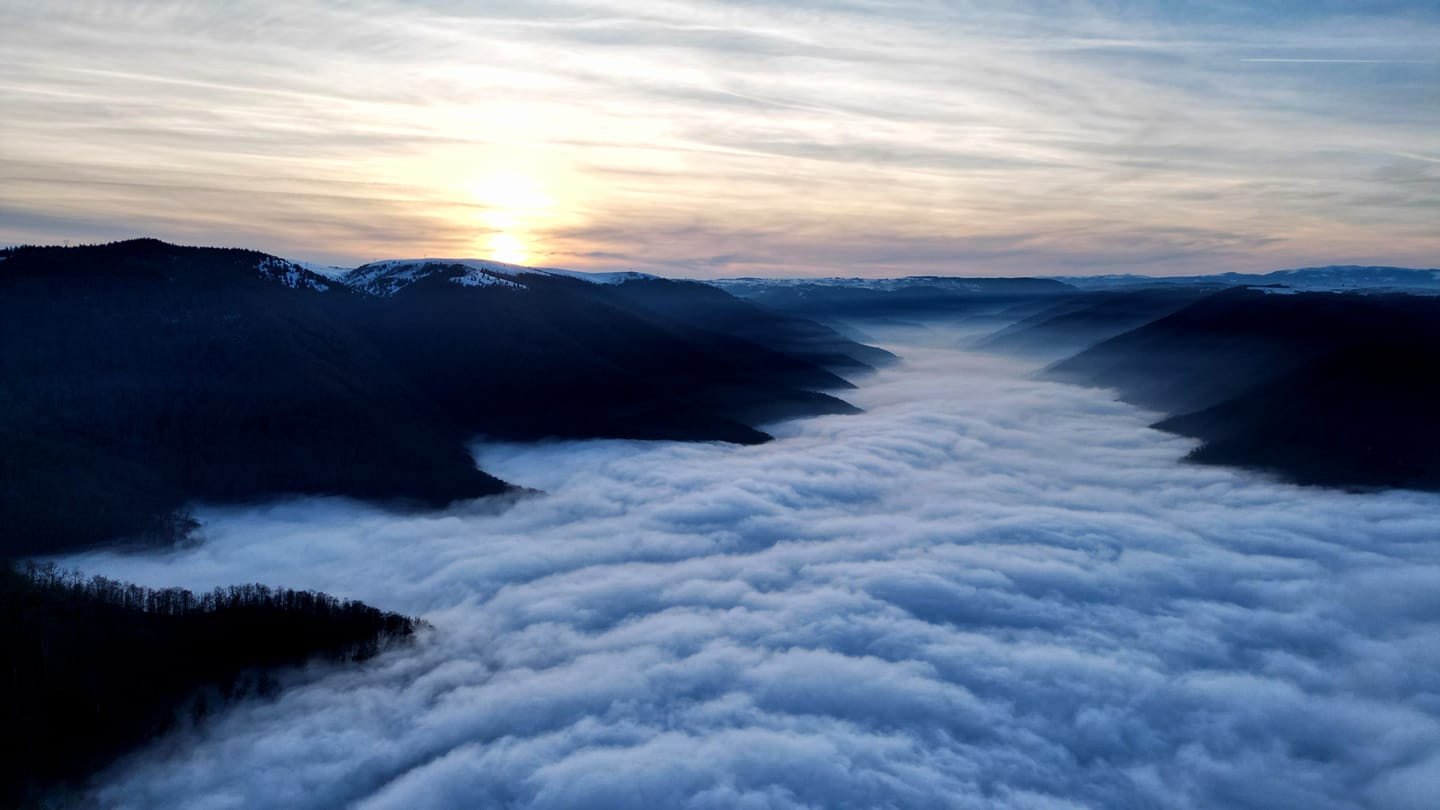 Dealurile Gilăului, învăluite într-o „mare” de ceață/ FOTO: Claudiu Salanta/Facebook