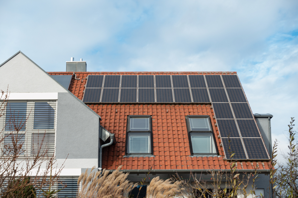 Panouri fotovoltaice montate pe casă / Foto: depositphotos.com
