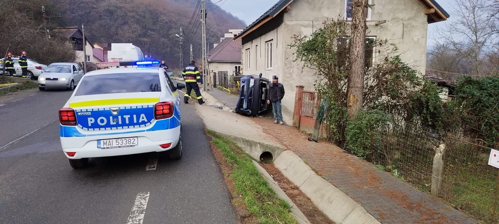 Două persoane, transportate la spital cu ambulanța după ce s-au răsturnat cu mașina în Dej /FOTO: IPJ Cluj