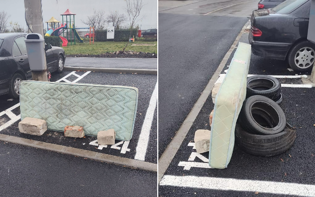 Un clujean și-a ținut locul de parcare ocupat cu o saltea, anvelope și cărămizi / Foto: Info Trafic jud. Cluj