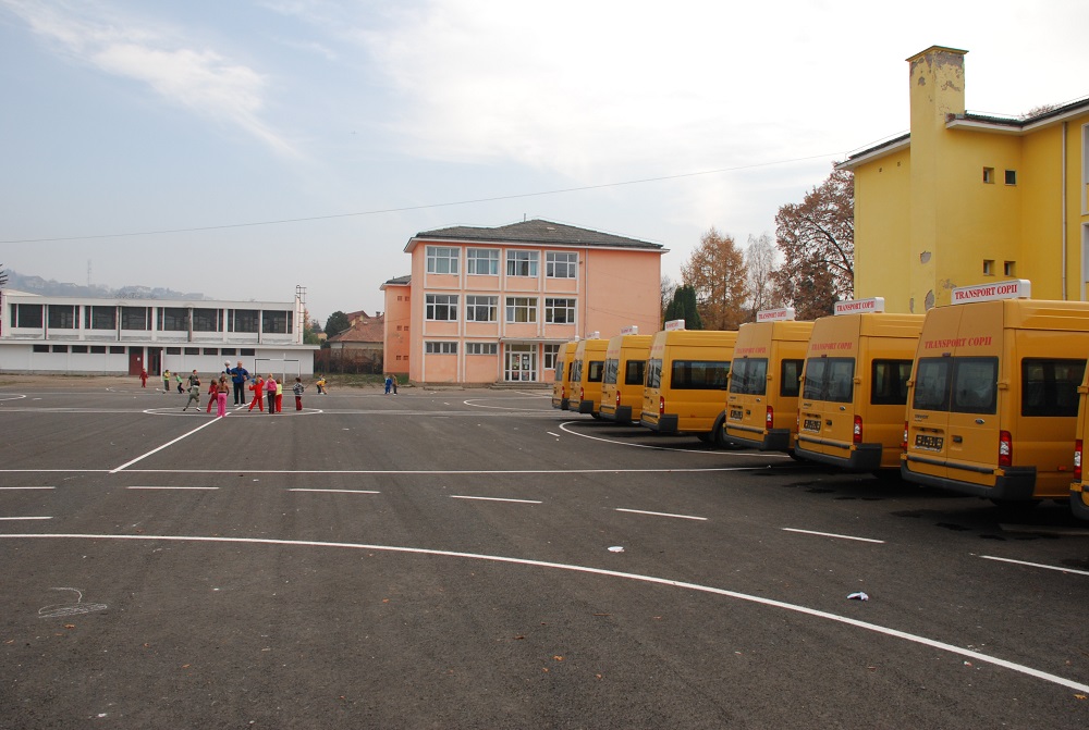 Mircobuze în curtea unei școli din județul Cluj. Sursă foto monitorulcj.ro