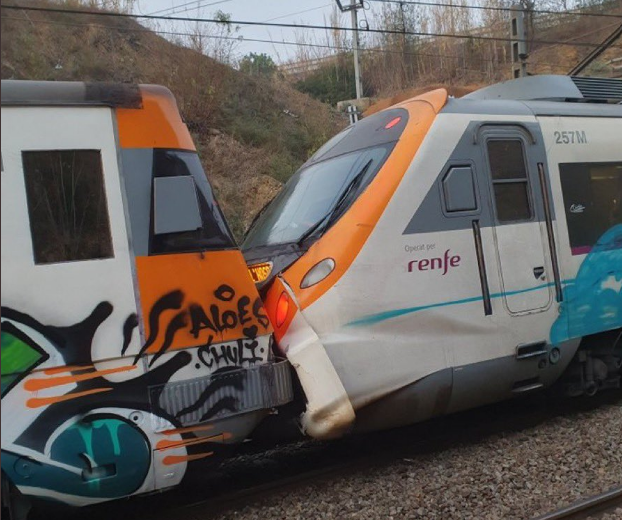 70 de pasageri au fost răniţi miercuri în coliziunea a două trenuri de navetişti în gara din provincia Barcelona/ Foto: @SergiMaranya/Twitter