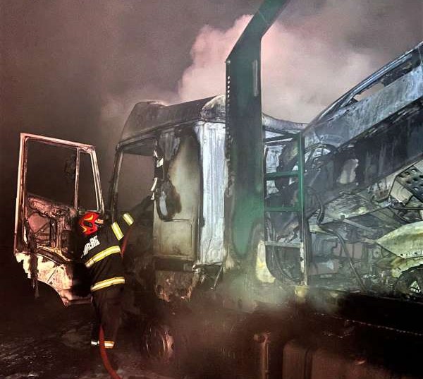 Un autotren încărcat cu opt autoturisme a fost cuprins de un incendiu şi a ars complet, în noaptea de joi spre vineri, pe autostrada A1/ Foto: ISU Arad