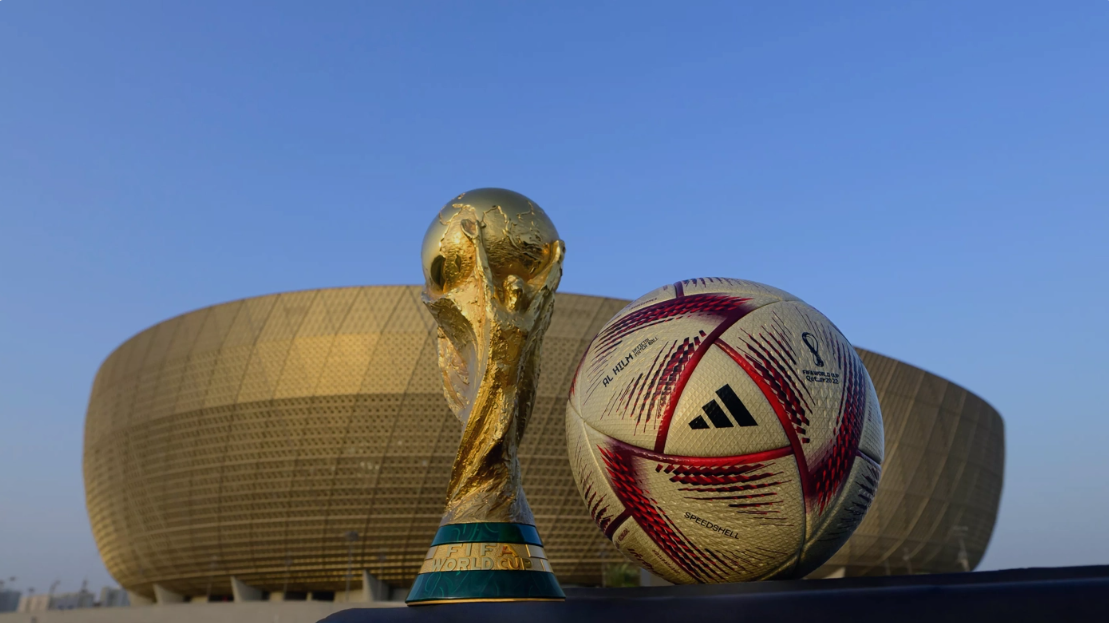 Mingea oficială alături de Cupa Mondială/FOTO: fifa.com