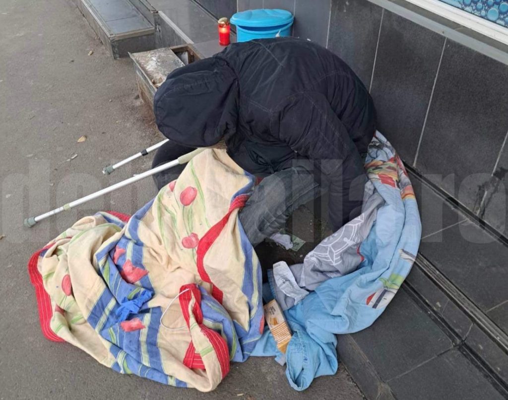 Om al străzii, găsit mort pe treptele unui magazin / Foto: debraila.ro