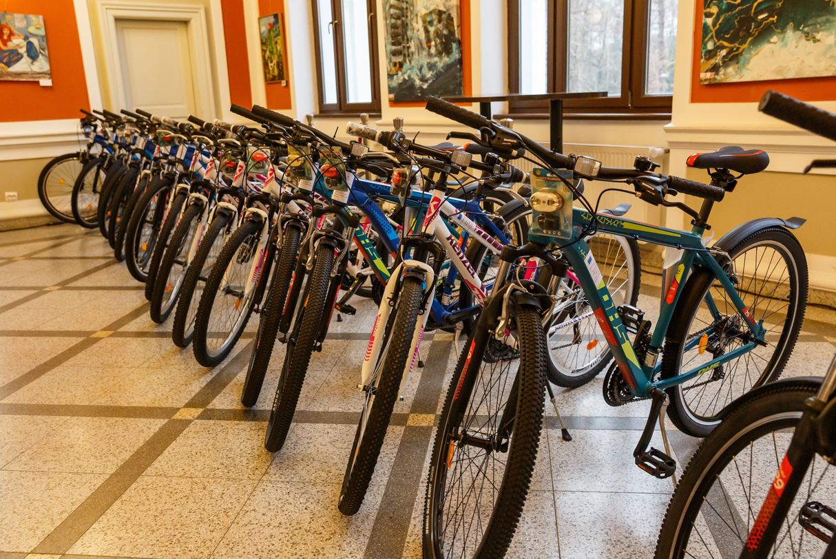 51 de copii au primit biciclete, trotinete și tablete de la Primărie / Foto: Municipiul Cluj-Napoca - Facebook