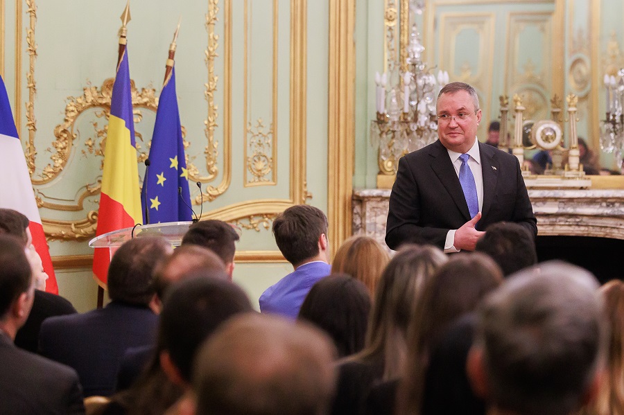 Premierul Nicolae Ciucă a transmis, joi, într-o întâlnire cu reprezentanţii comunităţii române din Franţa, la ambasada de la Paris, că românii din diaspora sunt aşteptaţi să vină acasă. Foto: gov.ro