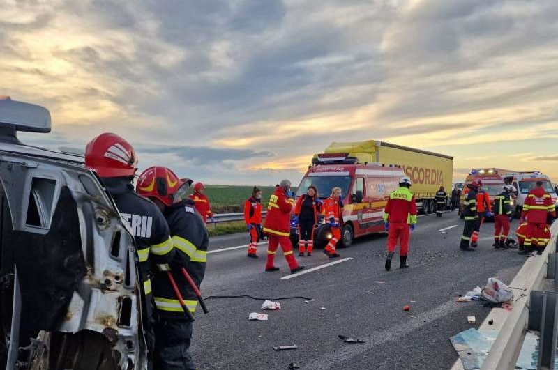 O persoană a decedat şi opt au fost rănite după ce un microbuz s-a răsturnat, vineri după-amiază, pe autostrada A1, în zona localităţii Nădlac/ Foto: ISU Arad